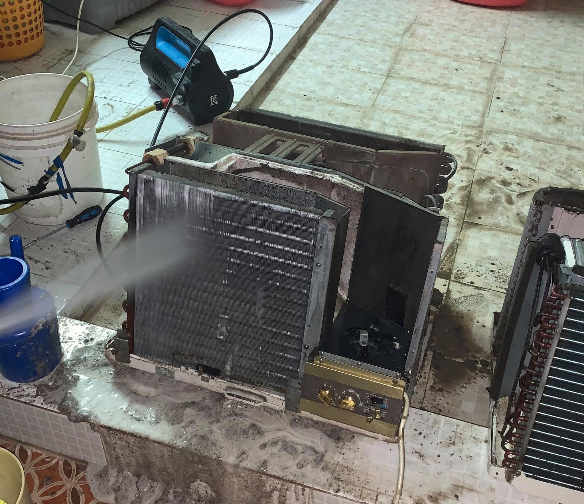Why air conditioner leaking water and How to fix air conditioner leaking water inside and how to fix — image 1